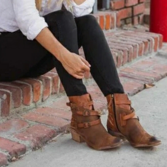 Bed Stu Shoes - Roan Jag leather buckle boots size 7.5M